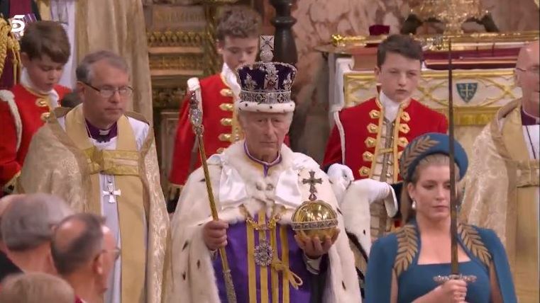 El rey Carlos III realiza su juramento ante la biblia y el arzobispo de Canterbury