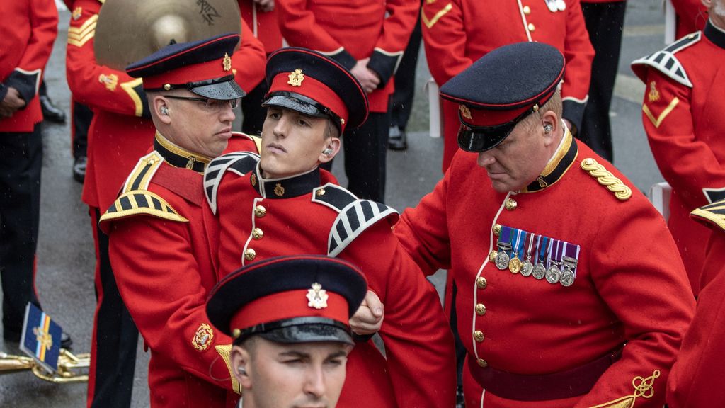 Un participante de la Procesión de Coronación sufre un desmayo y es atendido durante el desfile