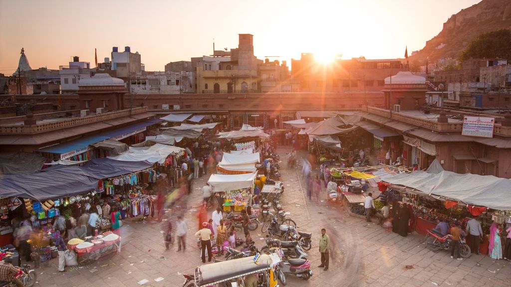 Atardece sobre un mercado indio.