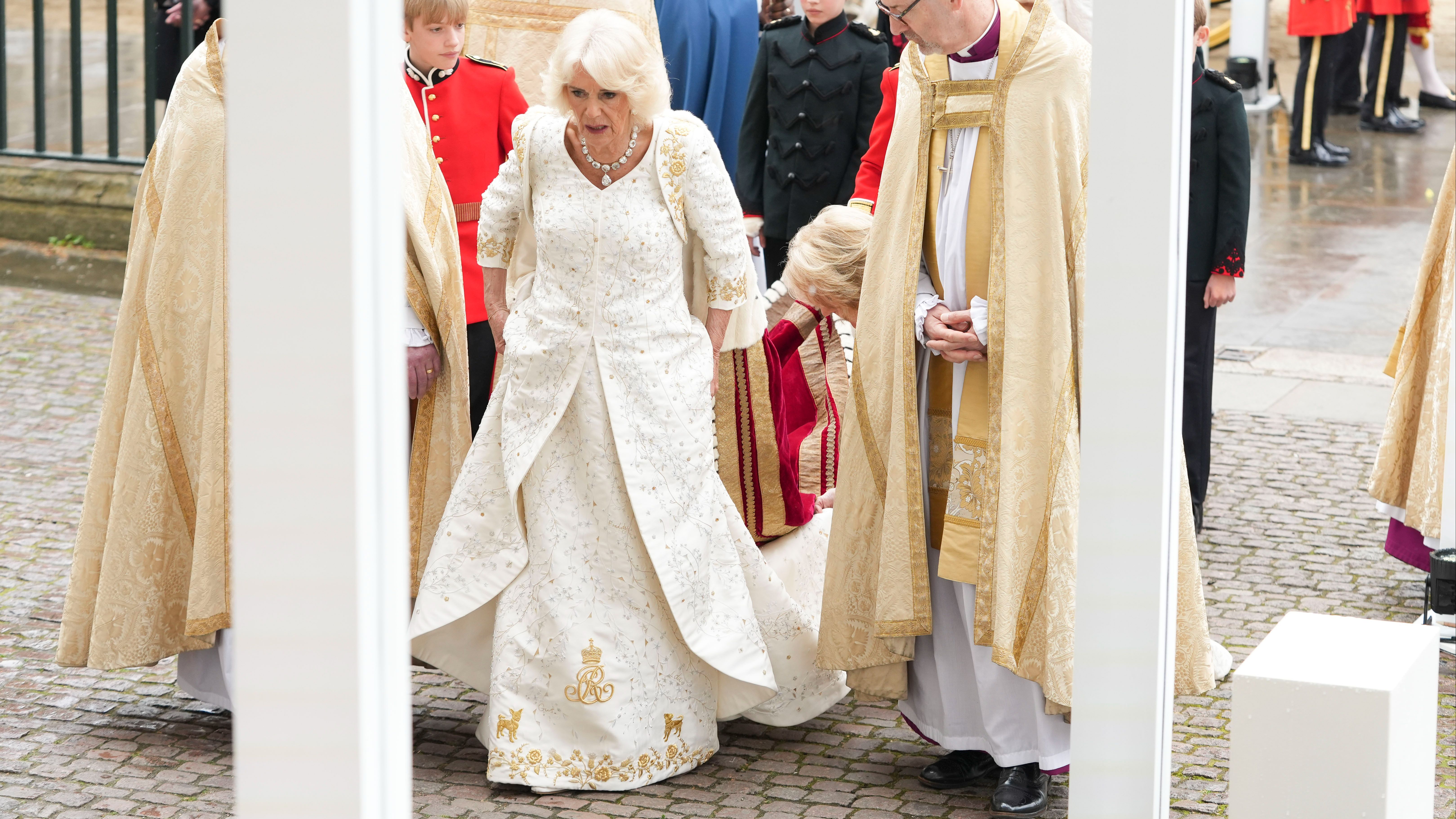 Camila llegando a la coronación