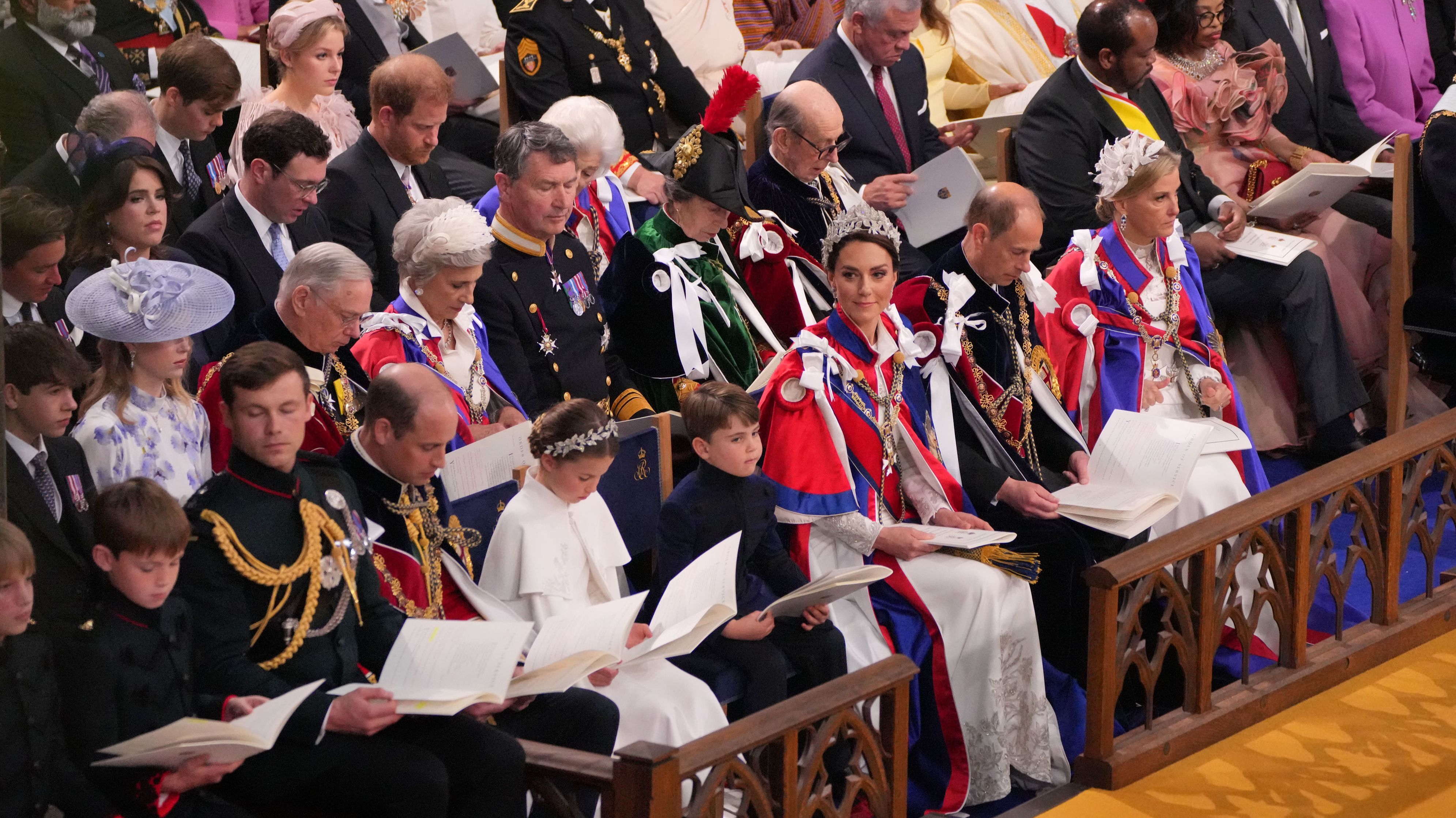 El príncipe Harry en la tercera fila durante la coronación de Carlos III