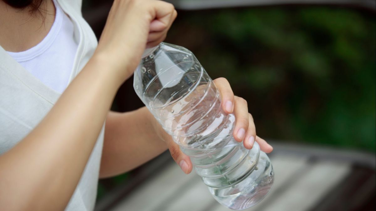 El truco para ahorrar agua en plena sequía: solo necesitas una botella
