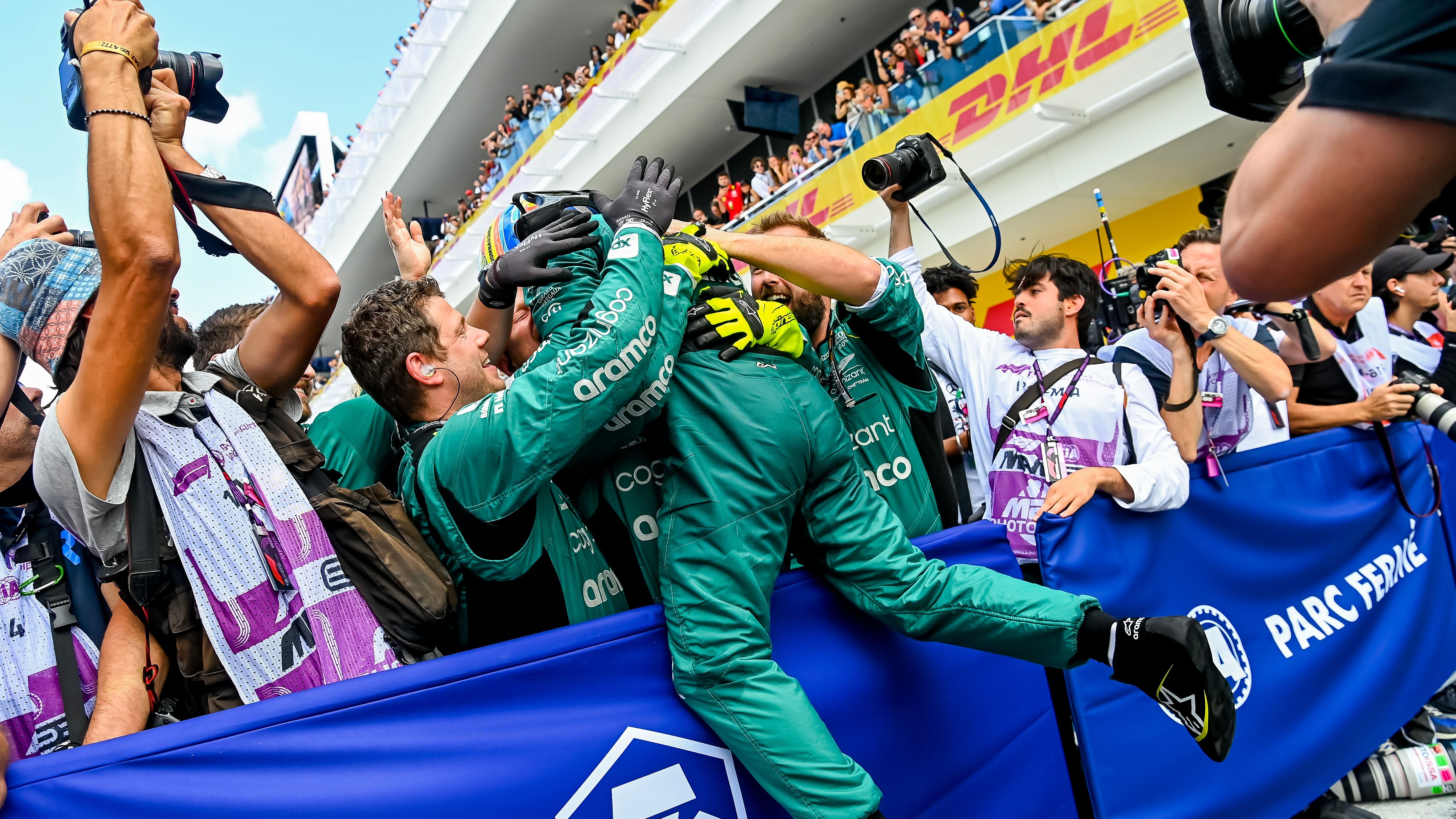 Fernando Alonso celebrando con su equipo