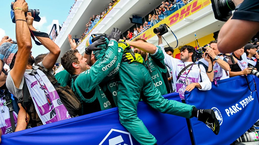 Fernando Alonso celebrando con su equipo