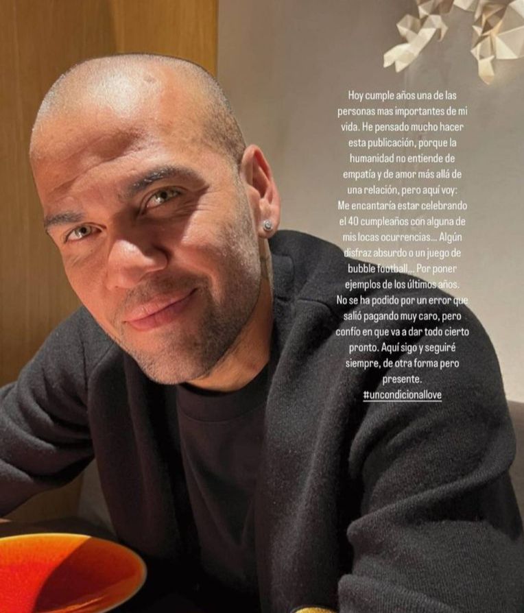 Joana Sanz felicita a Dani Alves