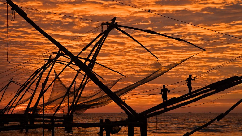 Pescadores en el puerto de Cochín, en Kerala.