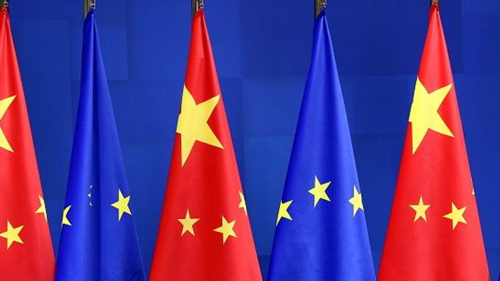 Las banderas de la Unión Europea  y China