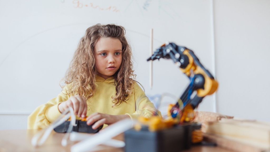 Niña en clase de robótica