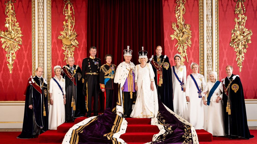 Las curiosidades de los retratos oficiales de la familia real británica: la notable ausencia de Enrique y Andrés