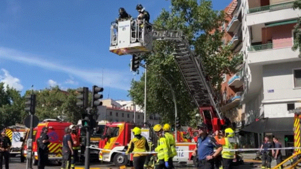 Heroico rescate en Madrid: un bombero salva a un bebé en el incendio de Embajadores, que deja un fallecido