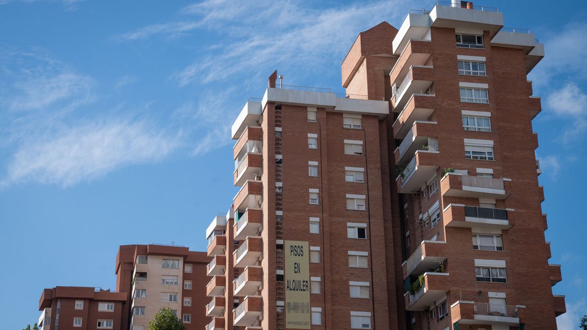 Cartel de alquiler de viviendas en la fachada de un edificio, a 31 de diciembre de 2022, en Barcelona