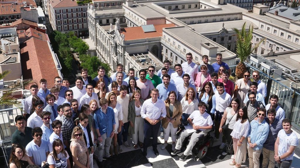 El presidente del PP, Alberto Núñez Feijóo, ayer junto a los jóvenes de Nuevas Generaciones en una azotea de Madrid