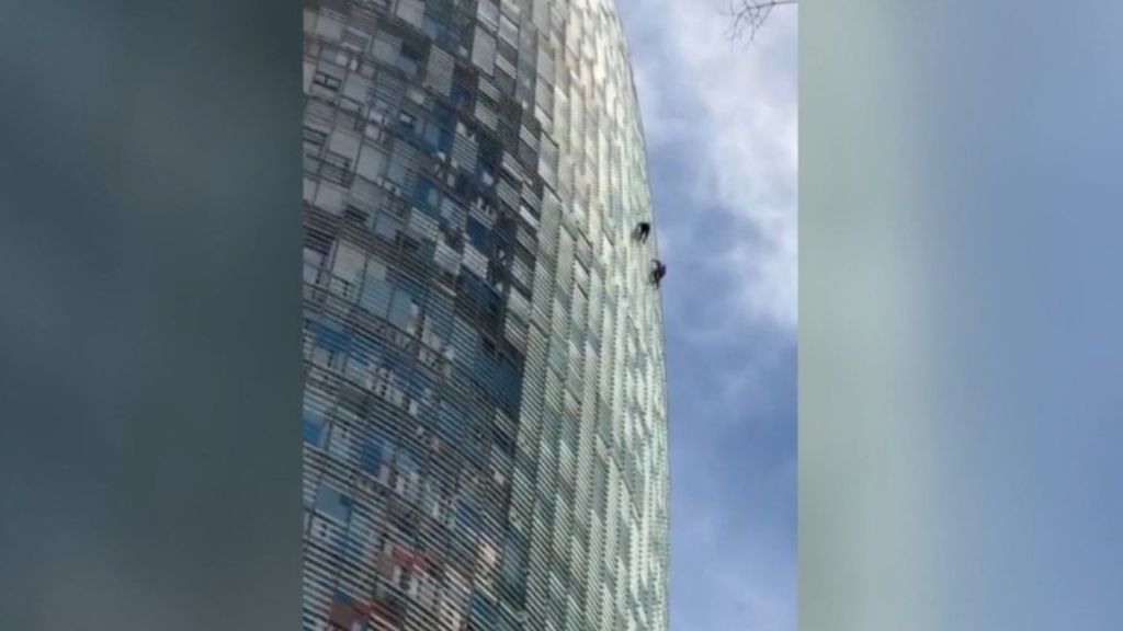 Escalan la Torre de Glòries de Barcelona, de 145 metros, sin seguridad