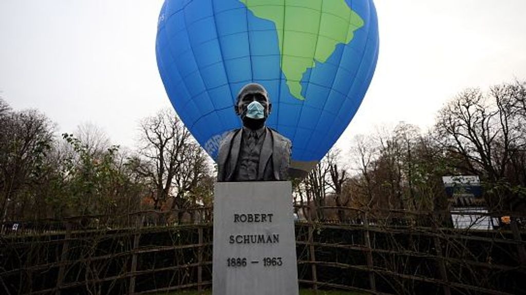 Estatua de Robert Schuman en Bruselas durante la pandemia