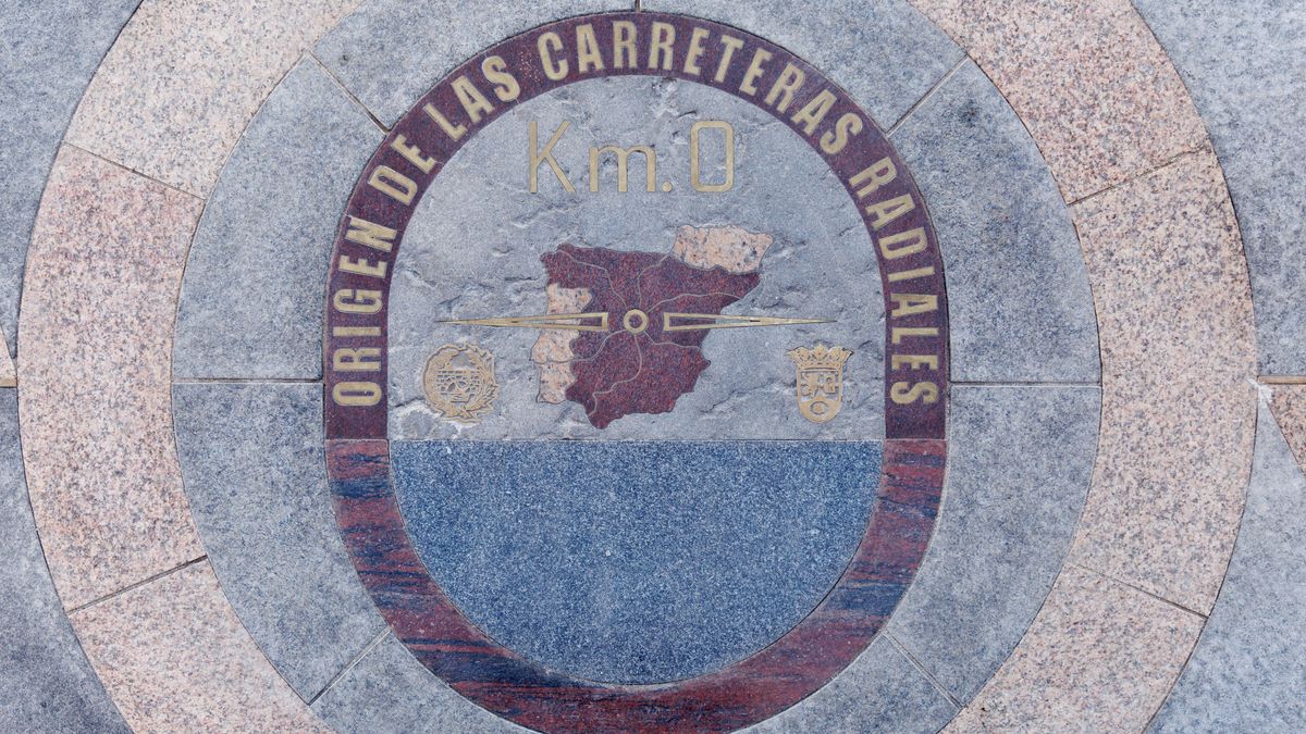 Imagen de la renovada placa del Kilómetro Cero en la Puerta del Sol en Madrid