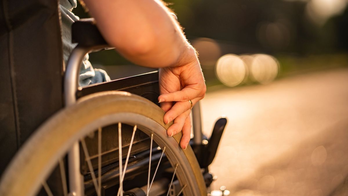 La lucha de Angel, una joven con daño cerebral tras ser secuestrada: se ha puesto de pie por primera vez