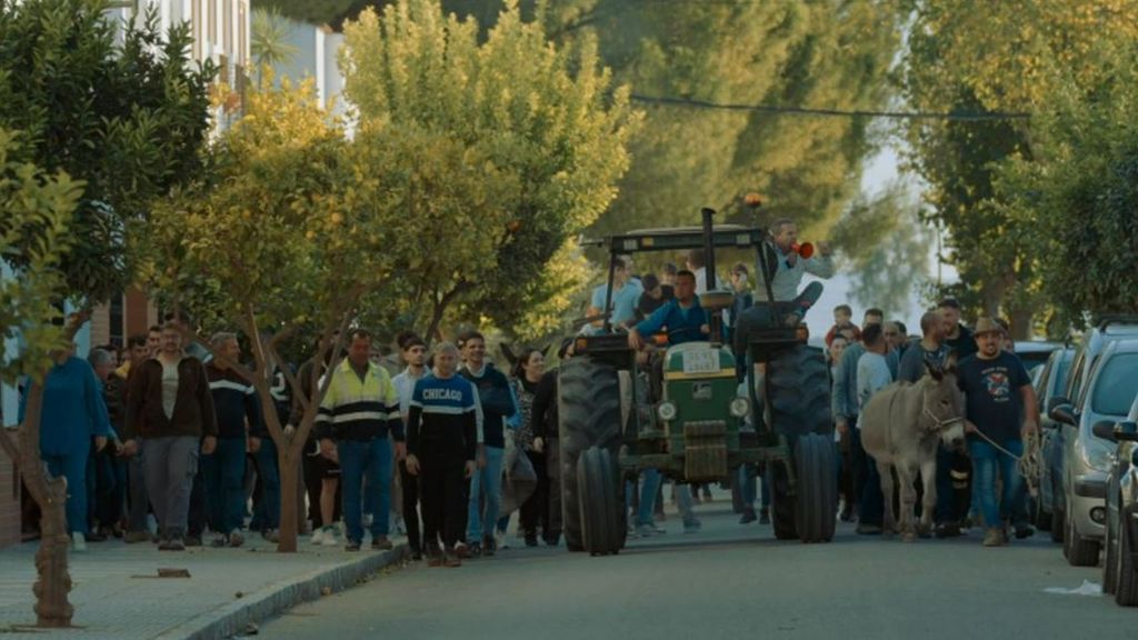 Cristóbal Soria se sube al tractor y hace un llamamiento al pueblo