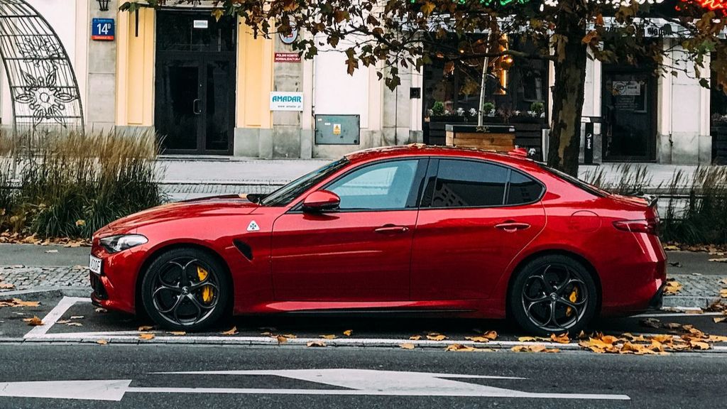 El color de coche que tiene más accidentes es el rojo