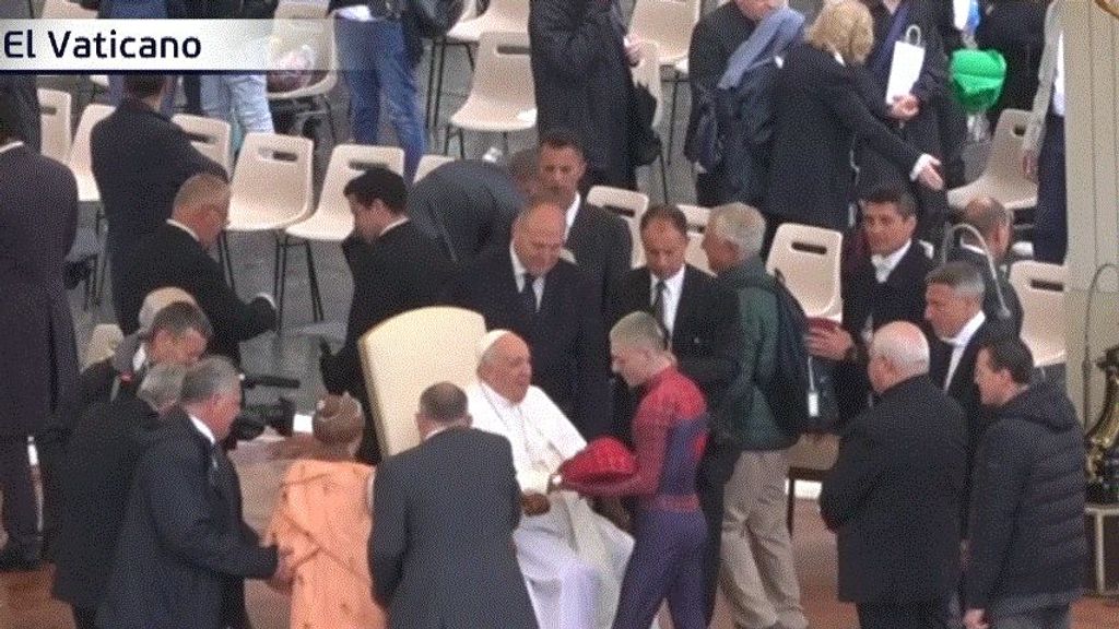 El Papa Francisco recibe la visita de Spiderman
