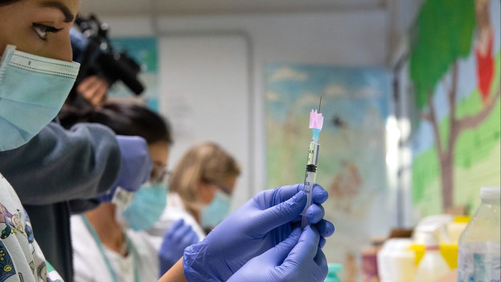 EuropaPress 5136890 enfermera prepara dosis vacuna gripe