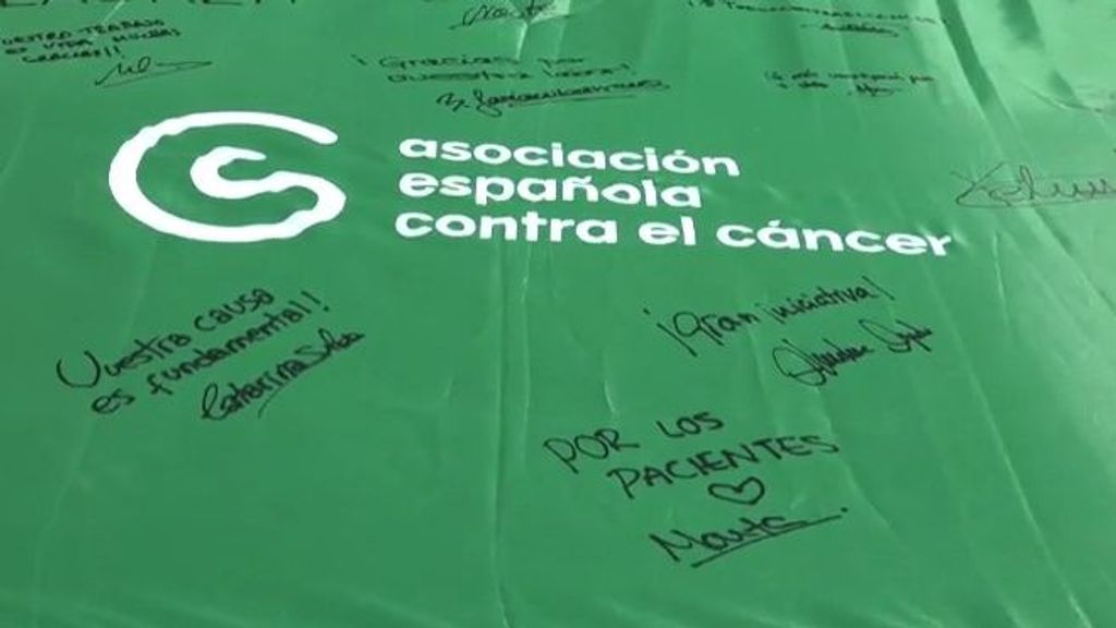 La Asociación Española Contra el Cáncer despliega de nuevo su bandera