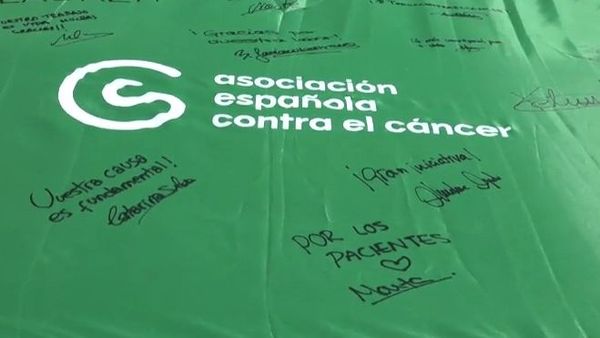 La Asociación Española Contra El Cáncer Despliega De Nuevo Su Bandera