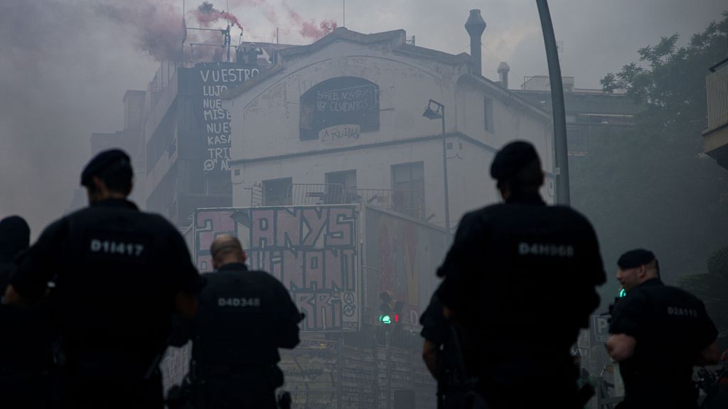 Los Mossos acordonan la plaza Bonanova de Barcelona por posibles protestas por dos edificios ocupados
