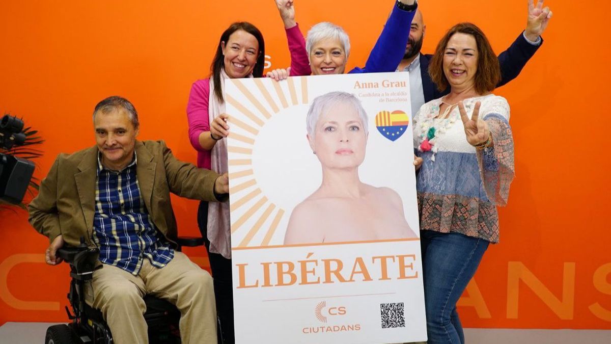 Presentación del cartel electoral de Anna Grau, de Ciutadans, en el que aparece con el torso desnudo