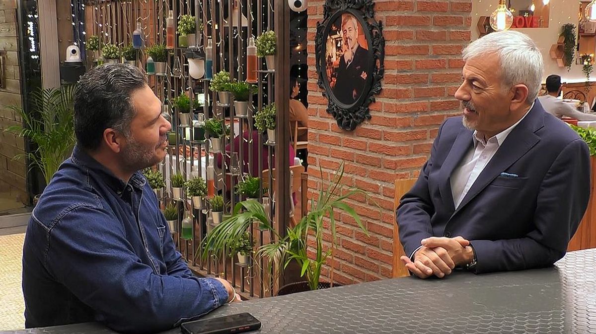 Rolando deja a Carlos Sobera mudo con su intensidad sexual en ‘First Dates’: “Estuve con todos mis compañeros de sección, fue una orgía”