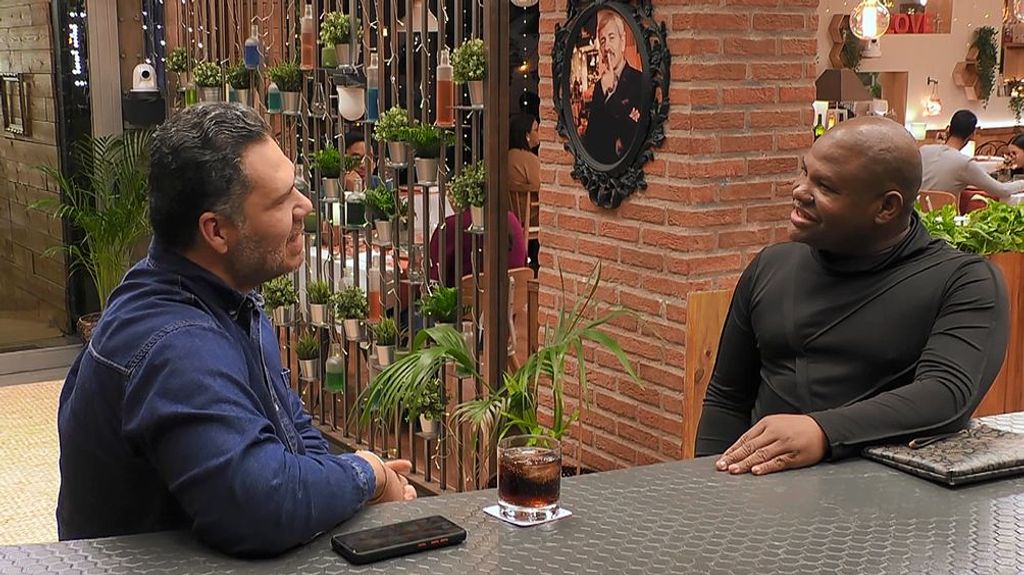 Rolando y Anel durante su cita en 'First Dates'