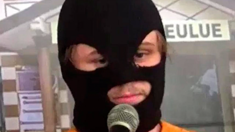 Un surfista australiano de 22 años se podría enfrentar a una condena de 40 latigazos: " Me sentía como casi poseído"