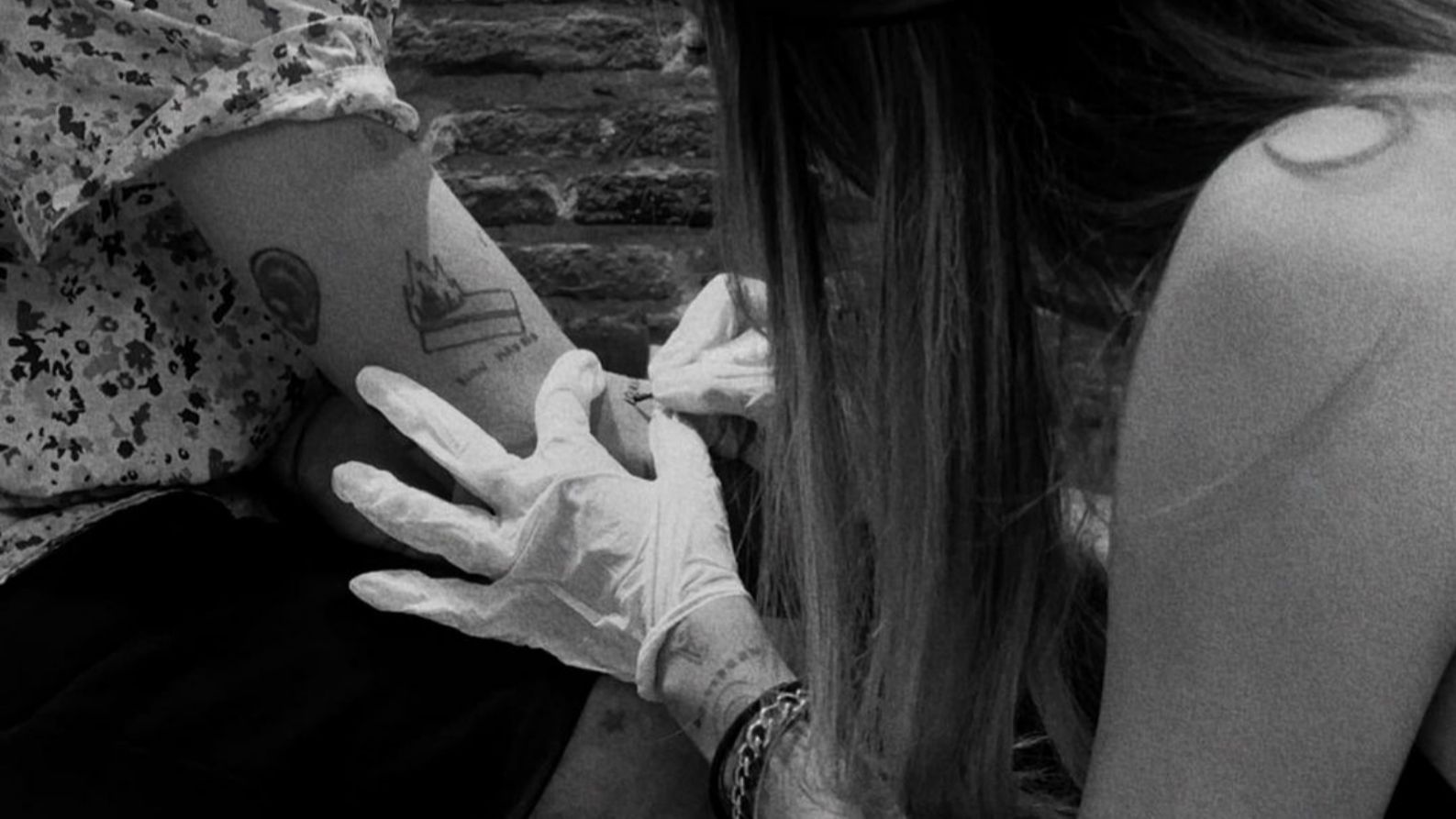 Alejandra Rubio se inicia como tatuadora oficial de sus amigos