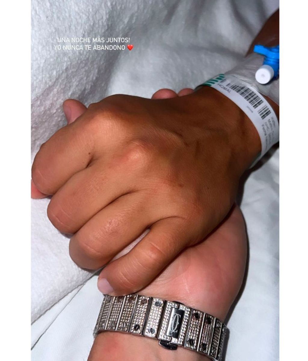 Christopher Mateo agarra con fuerza la mano de su hermano Rafa, que ha sufrido un nuevo ictus