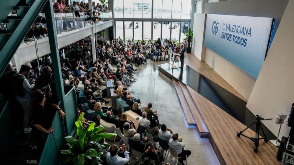 El presidente del PP, Alberto Núñez Feijóo, en Valencia con el fondo del lema de campaña del PP: "Entre todos"