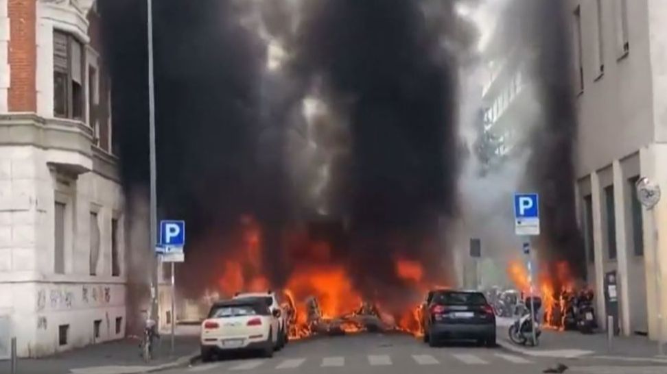 Cuatro heridos por la explosión de un camión con bombonas de oxígeno en el centro de Milán