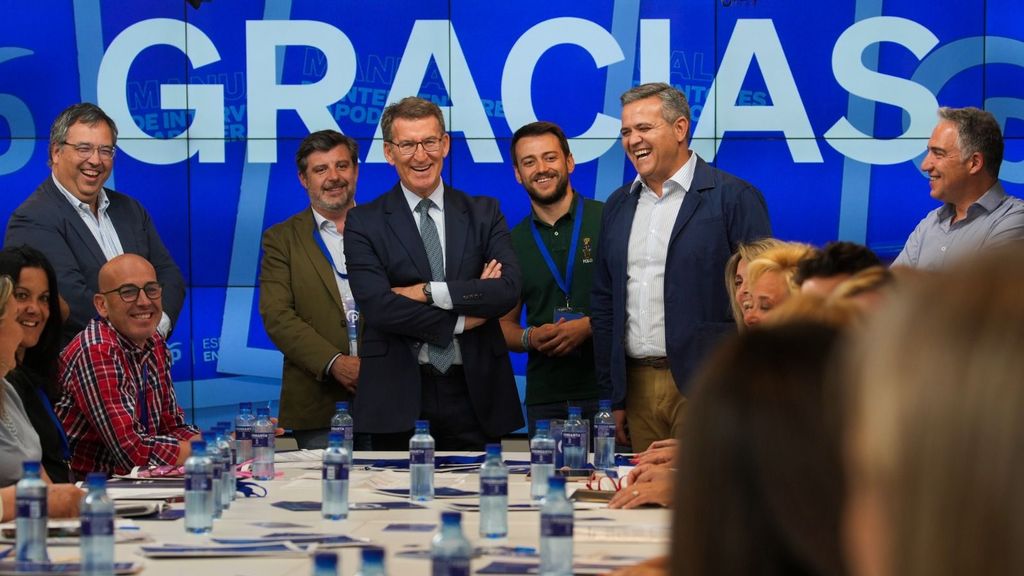 Feijóo muy sonriente junto a interventores y apoderados del PP antes de que comience la campaña