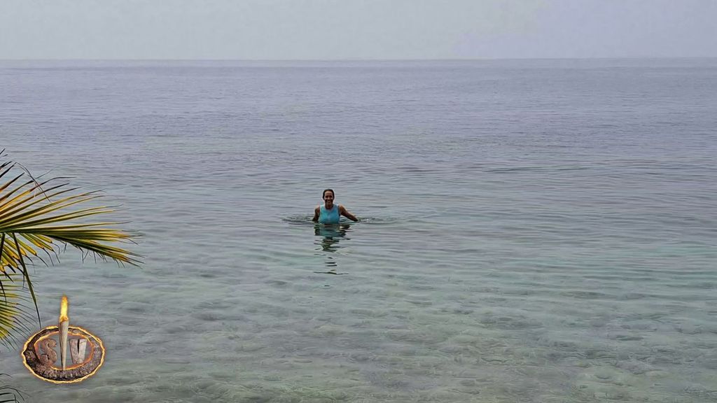 Laura Madrueño saliendo del mar