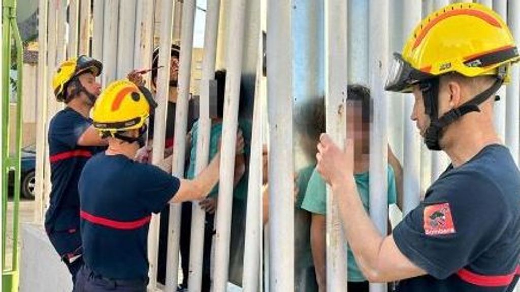 Los bomberos rescatan a un niño atrapado entre una valla y un panel publicitario en Benidorm