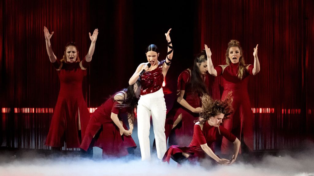 Paloma Fernández junto a Blanca Paloma y resto de bailarinas interpretando 'EaEa' en Eurovisión 2023