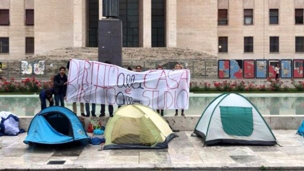 Varios estudiantes protestan a las puertas de la Universidad Sapienza de Roma sobre los alquileres insostenibles en la capital