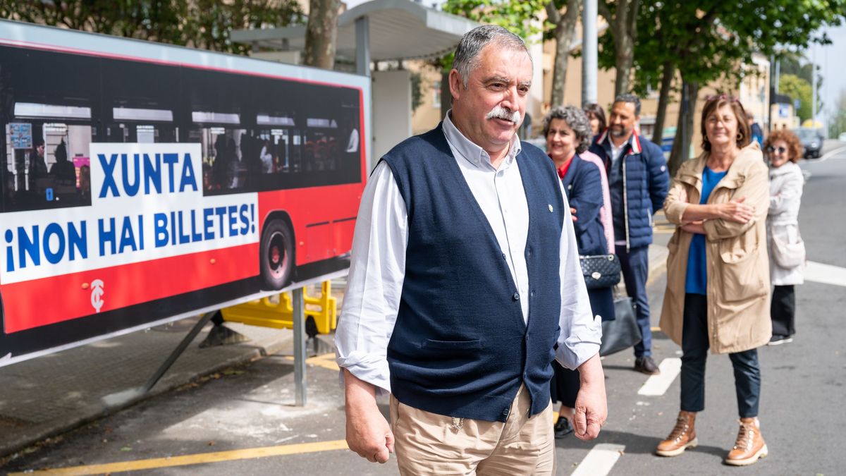 Ángel García, alcalde de Oleiros, frente a la valla protesta del bus urbano en la parada de Santa Cristina