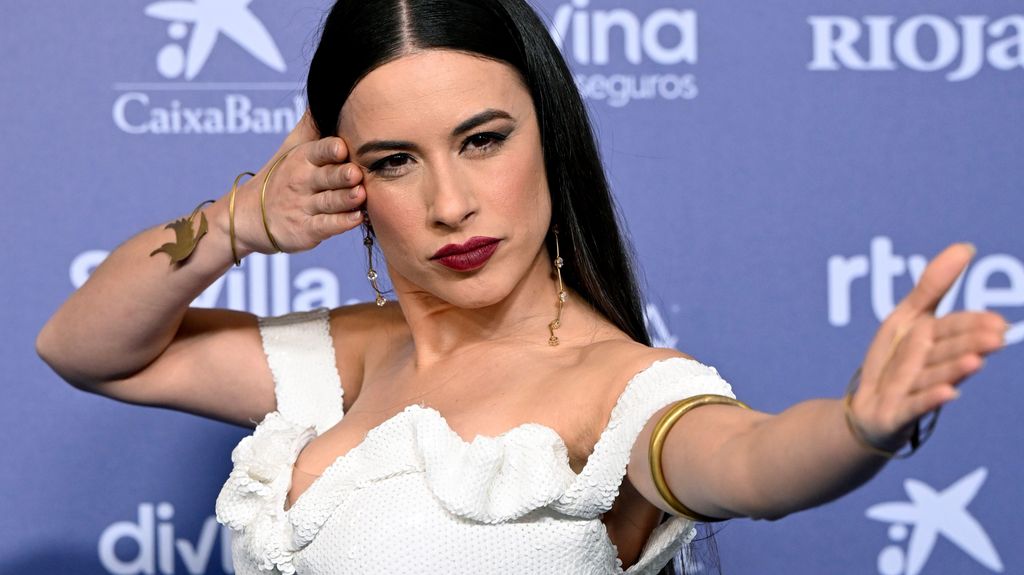 Blanca Paloma, haciendo su famoso gesto de arquera (Eurovisión 2023)
