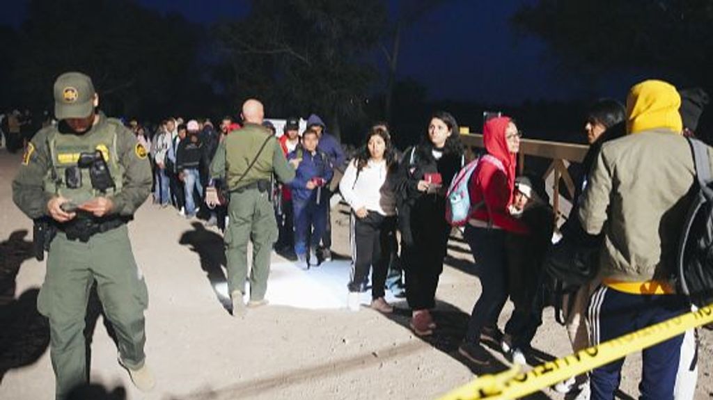Cientos de migrantes llegan a la frontera de EE. UU. para cruzar a EE. UU. antes de que finalice el Título 42