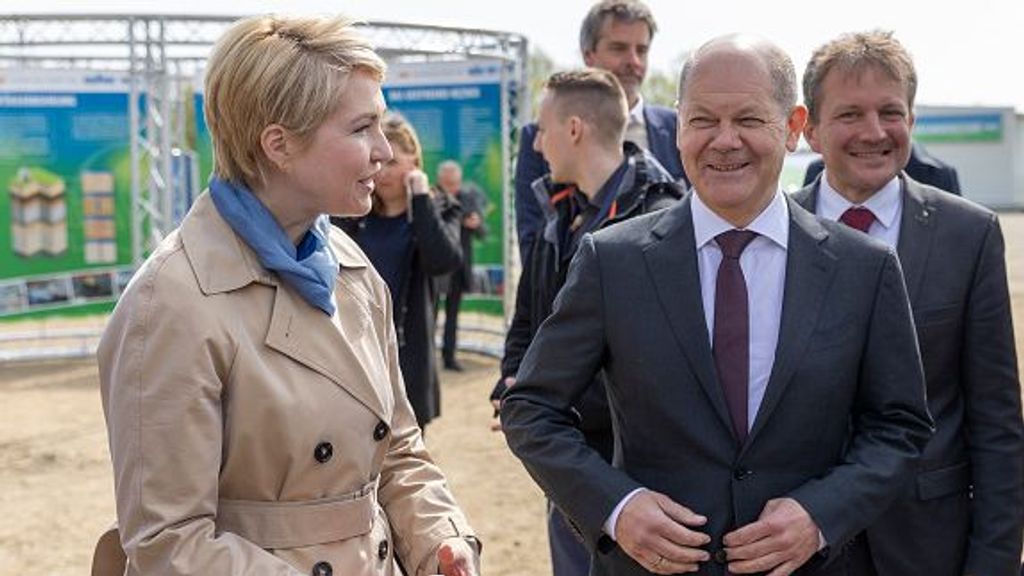 El canciller alemán Olaf Scholz y Manuela Schwesig, ministra presidenta de Mecklemburgo-Pomerania Occidental, llegan para la inauguración operativa de una nueva planta de calefacción geotérmica