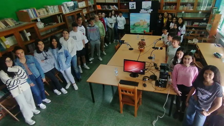 Escolares de Monforte en la radio escolar.