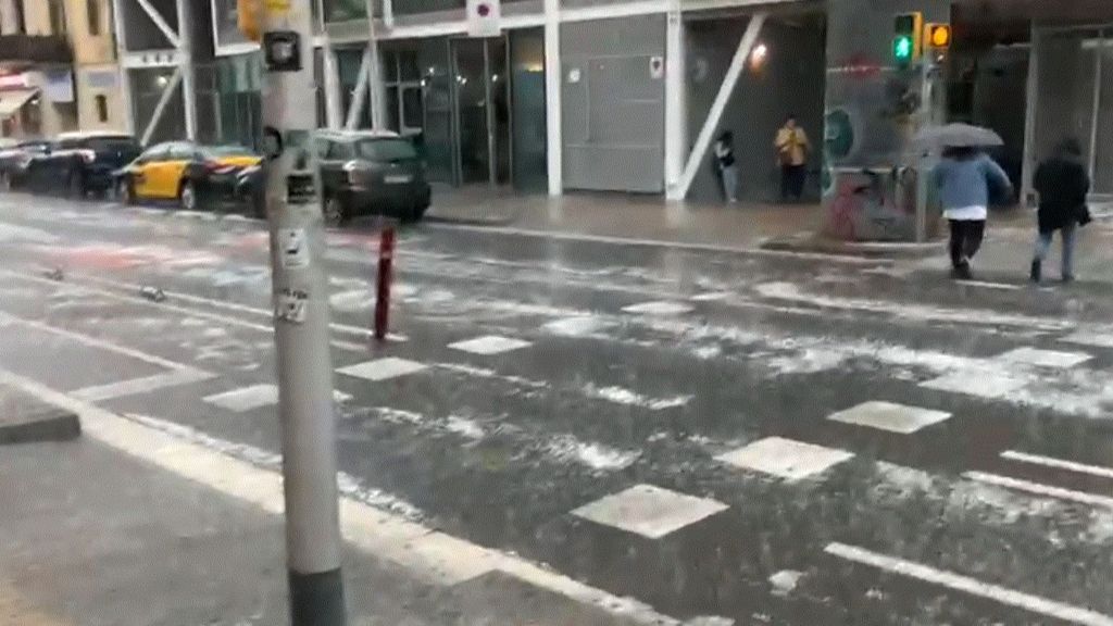 Una tormenta de granizo y lluvias torrenciales sorprenden a Barcelona en plena sequía