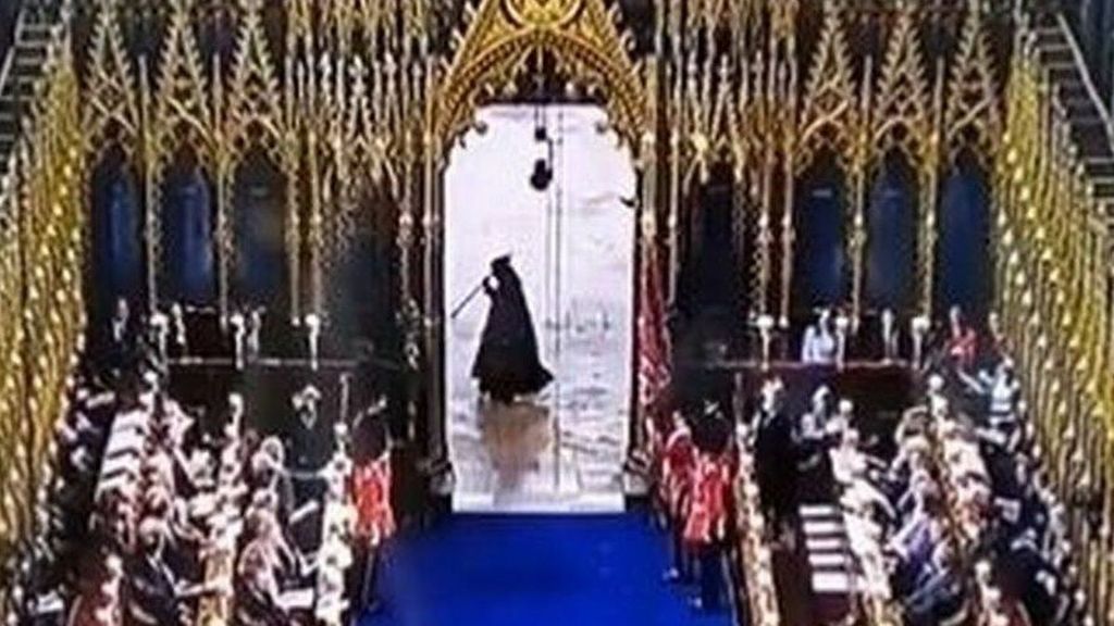 Identifican a 'la parca' que apareció en la coronación de Carlos III vestido de negro y con capucha