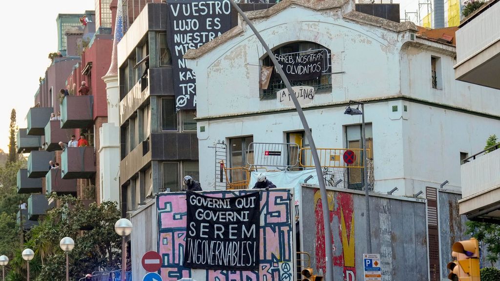 Mossos d'Esquadra desalojan la plaza Bonanova de Barcelona
