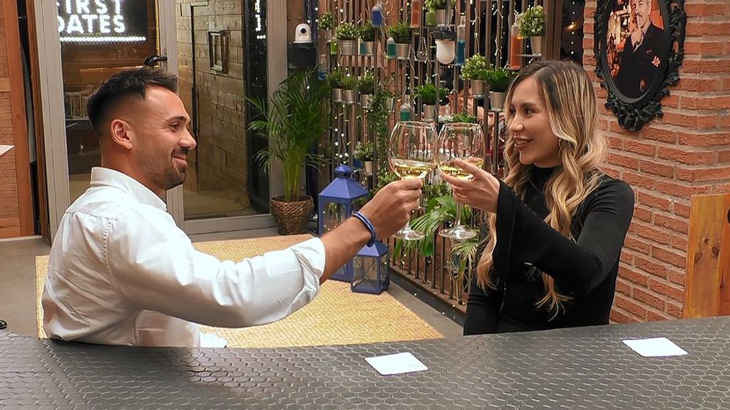 Nathalia y Ricardo durante su cita en 'First Dates'