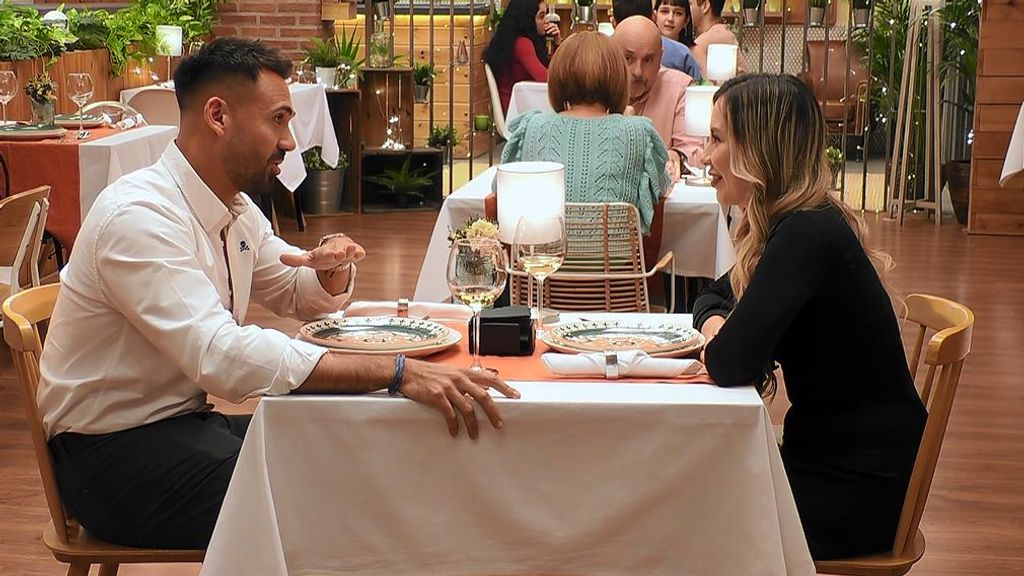 Nathalia y Ricardo durante su cita en 'First Dates'